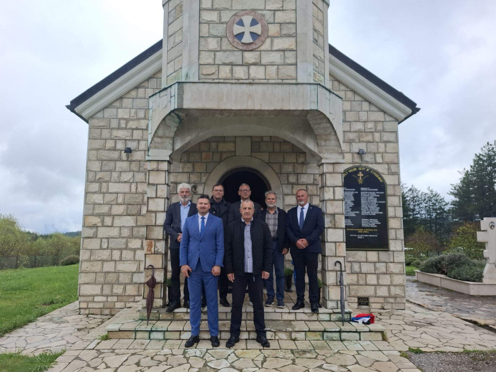  У манастиру откривена спомен-плоча за 12 погинулих српских бораца