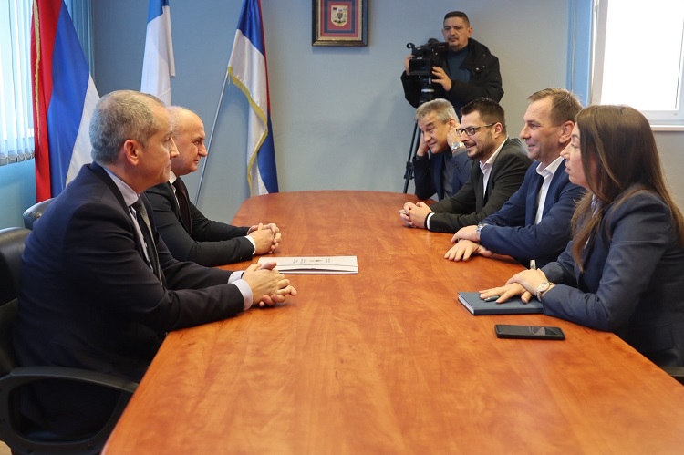 Министар Ђокић разговарао са начелником Угљевика