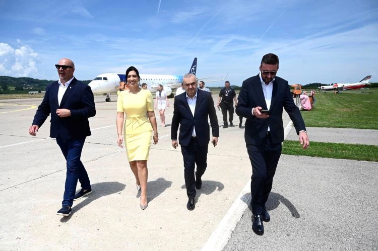 Успостављена авио-линија Бања Лука-Тиват; Стевановић: Важно да се Српска отвара према региону и Европи