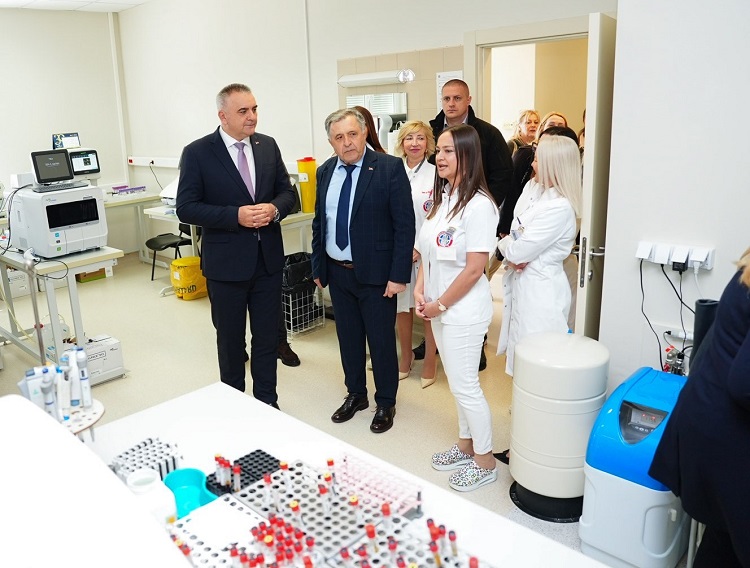 Премијер Минић у посјети Бијељини: Отворена нова лабораторија болнице 