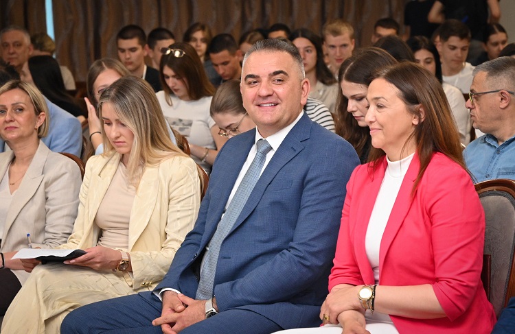 Премијер Минић позвао младе да делегирају идеје за побољшање њиховог положаја у друштву