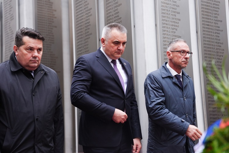 Премијер Минић положио вијенце на спомен обиљежја борцима Одбрамбено - отаџбинског рата и Народно ослободилачког рата, поводом Дана града Бањалуке