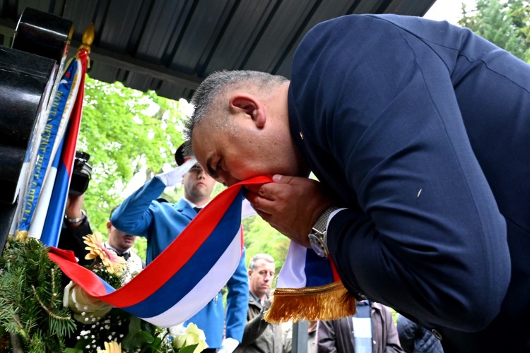Премијер Минић положио вијенце у Жепи: Долазак на мјесто погибије српских бораца света дужност