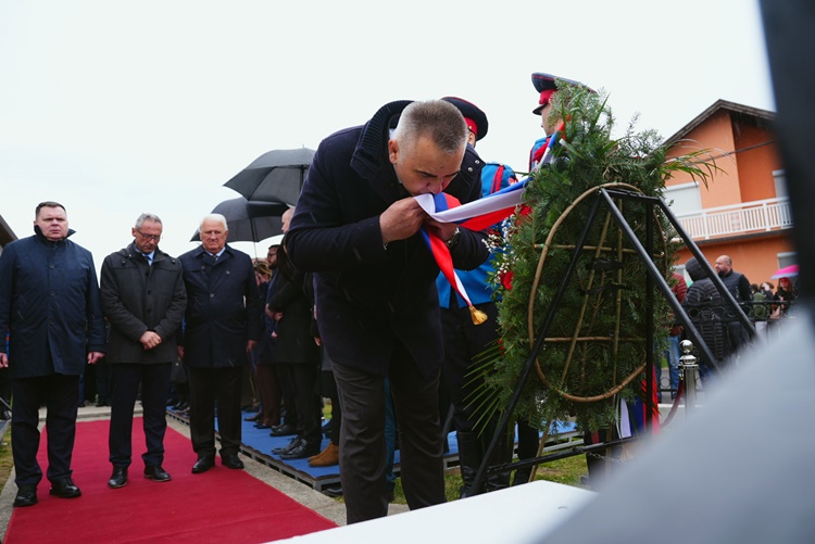 Премијер Минић у Сијековцу на помену поводом 34 године од хрватско-муслиманских злочина над Србима: Никада се не смије заборавити страдање српског народа