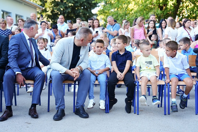 Поводом почетка школске године: Премијер Минић посјетио ОШ 