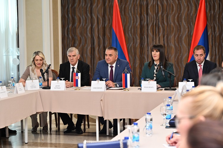 Премијер Минић: Подршка жртвама је обавеза друштва, истину не смијемо заборавити